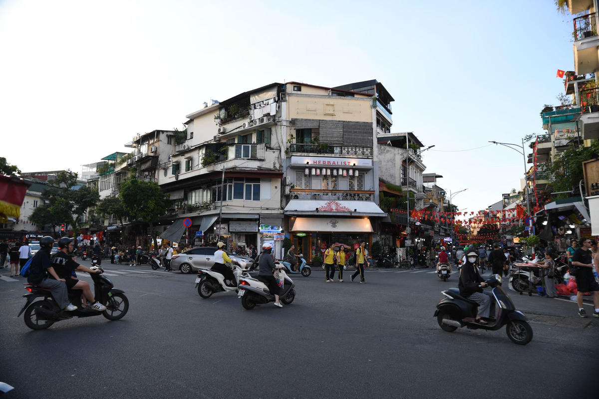 Các khu phố lân cận quảng trường Đông Kinh Nghĩa Thục. 	Ảnh: P. Sỹ