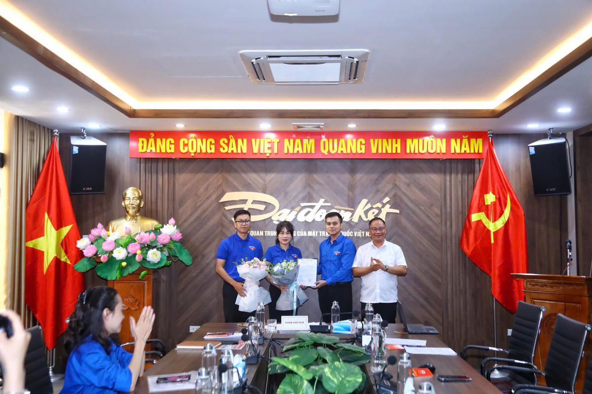 Công bố Quyết định chỉ định Bí thư và Phó Bí thư Chi đoàn Báo Đại đoàn kết nhiệm kỳ 2025-2027. Ảnh: Lê Khánh.