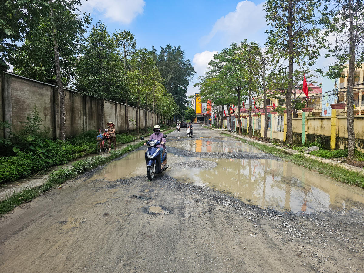 Trời cứ mưa là đường bị tù đọng nước. Ảnh: Đình Minh