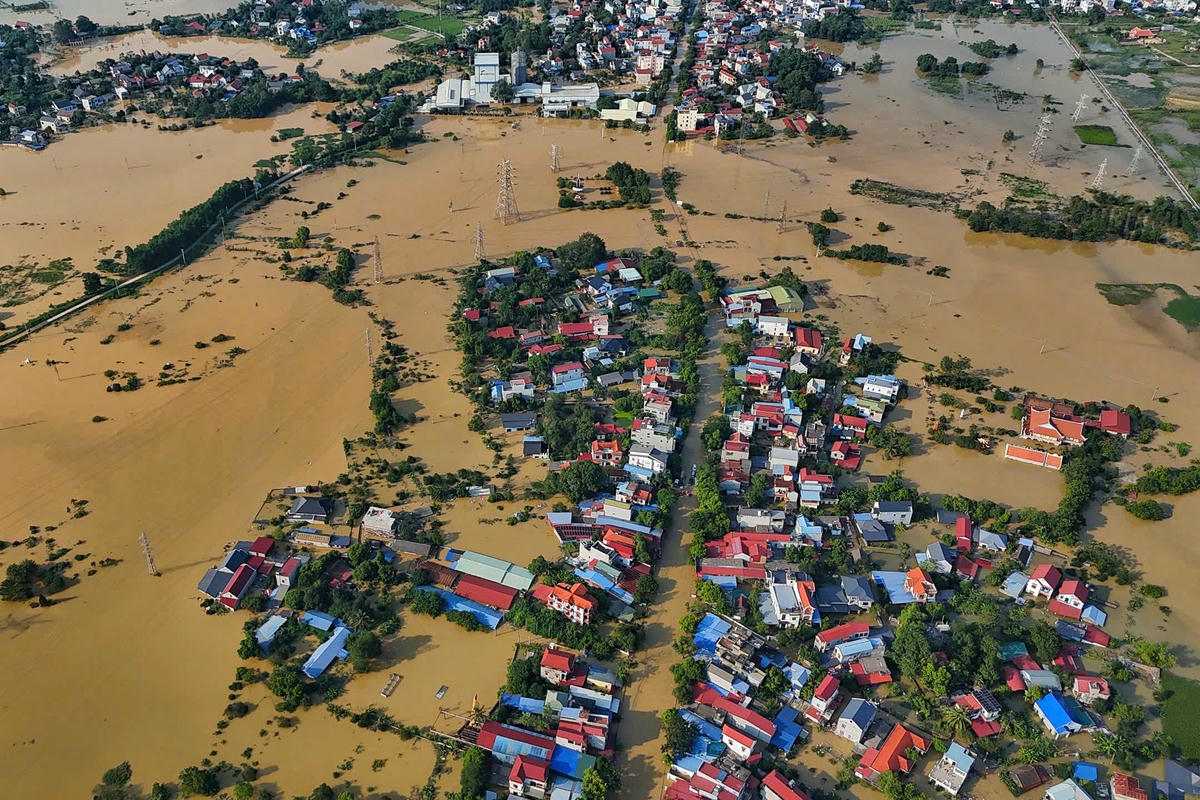 Theo UBND xã Trung Giã (Hà Nội), lúc 14 giờ 50 ngày 9/10, mực nước sông Cầu tại trạm Lương Phúc ở mức 9,99 m, trên báo động 3 là 1,99 m. Theo báo cáo về tình hình ứng phó với thiên tai do ảnh hưởng 
của bão số 11 trên địa bàn xã Trung Giã
(tính đến 15h00 ngày 9/10/2025), lãnh đạo xã Trung Giã thông tin, có hơn 14.000 người bị cô lập tại 15 thôn.