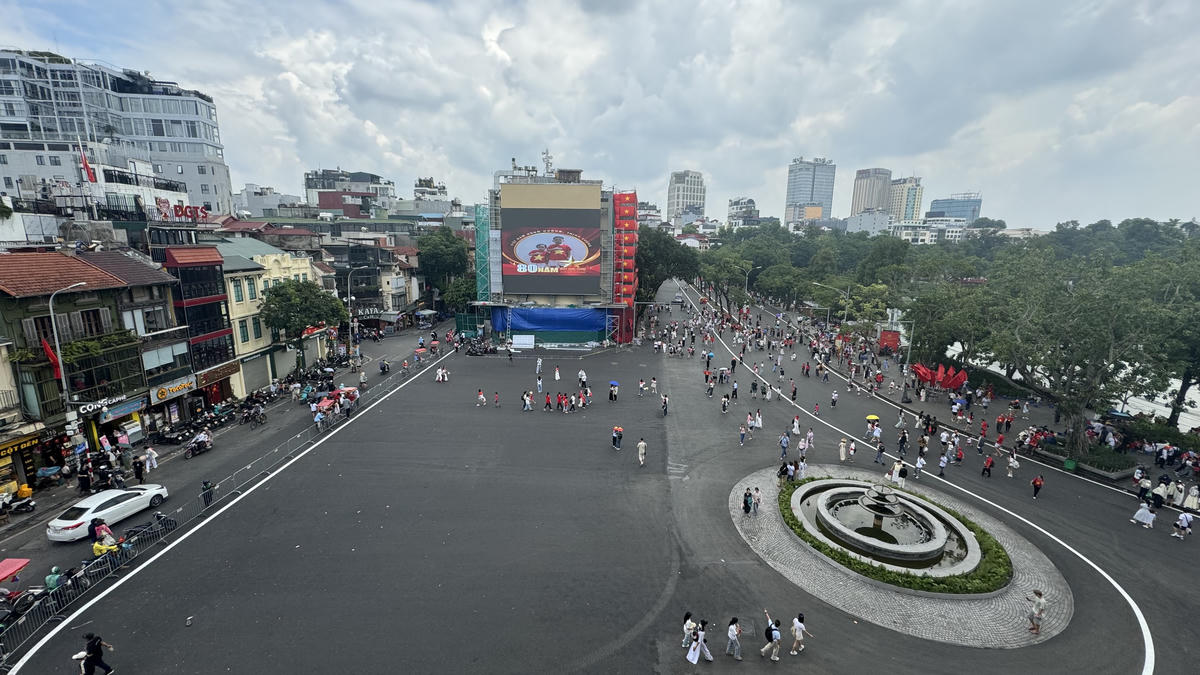 Không gian quảng trường Đông Kinh Nghĩa Thục sau khi phá dỡ tòa nhà Hàm cá mập. 	Ảnh: Thư Hoàng