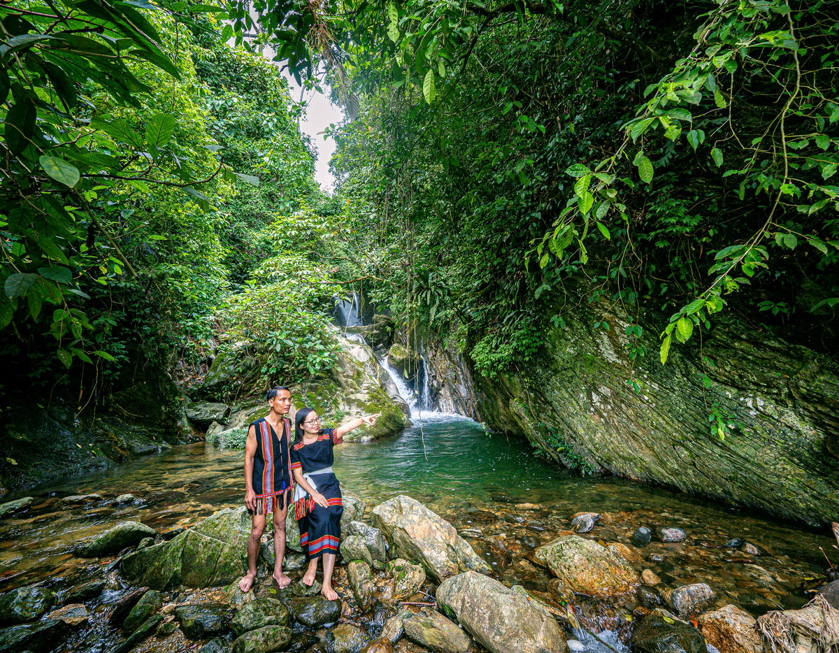 Bên dòng suối. Ảnh: Huỳnh Văn Truyền.