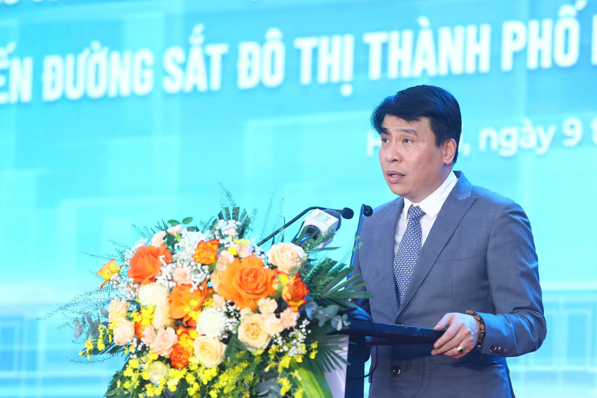 Ông Nguyễn Cao Minh, Trưởng Ban QLDA đường sắt Hà Nội báo cáo tại lễ khởi công.