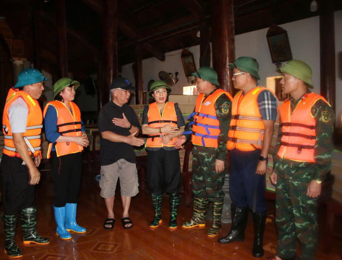 Phó Bí thư Thường trực Tỉnh ủy Bắc Ninh Nguyễn Thị Hương (đứng giữa) thăm hỏi người dân bị ảnh hưởng mưa lũ tại xã Tiên Lục