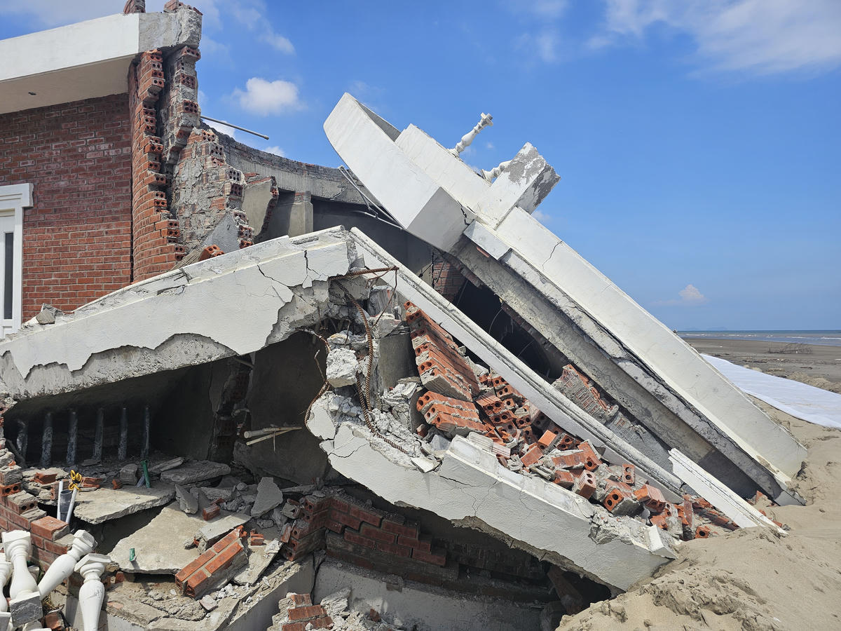 Ảnh hưởng bão số 10, nhiều biệt thự&nbsp;tại Khu Resort Hoa Tiên Xuân Thành bị hư hỏng nghiêm trọng với dấu hiệu bất thường, một số căn bị sóng dữ khoét sâu vào móng, nhiều nhà đổ sập hoàn toàn.&nbsp;Ảnh: Quốc Thanh