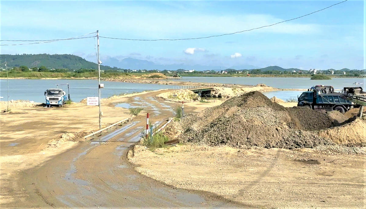 Mỏ cát ở bờ sông Trà Khúc, tỉnh Quảng Ngãi lắp đặt trạm cân, camera giám sát. Ảnh: CV.