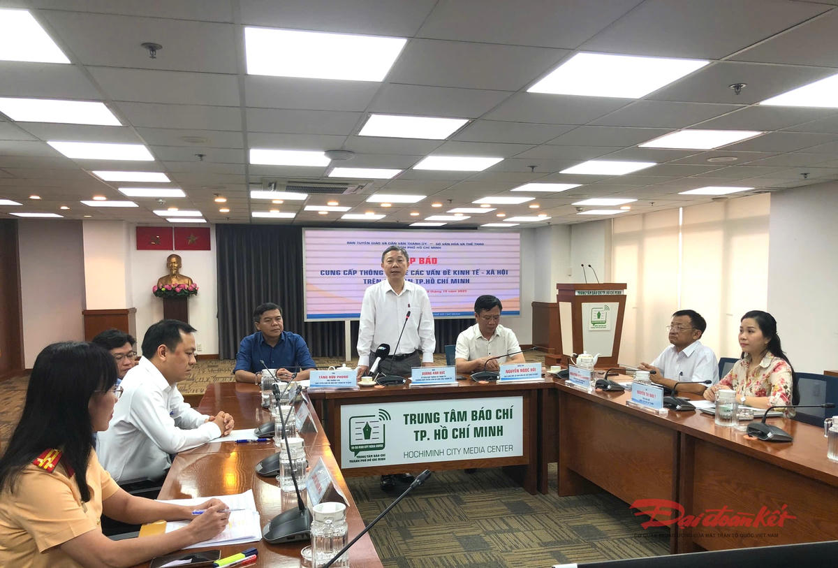 ông Dương Anh Đức - Ủy viên Ban Thường vụ, Trưởng Ban Tuyên giáo và Dân vận Thành ủy TP Hồ Chí Minh phát biểu tại buổi họp báo. Ảnh: Hồng Phúc.