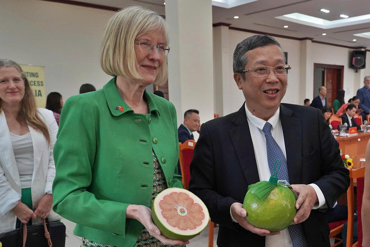 Thứ trưởng Bộ NNMT Hoàng Trung và Đại sứ Úc Gillian Bird.Ảnh: NN