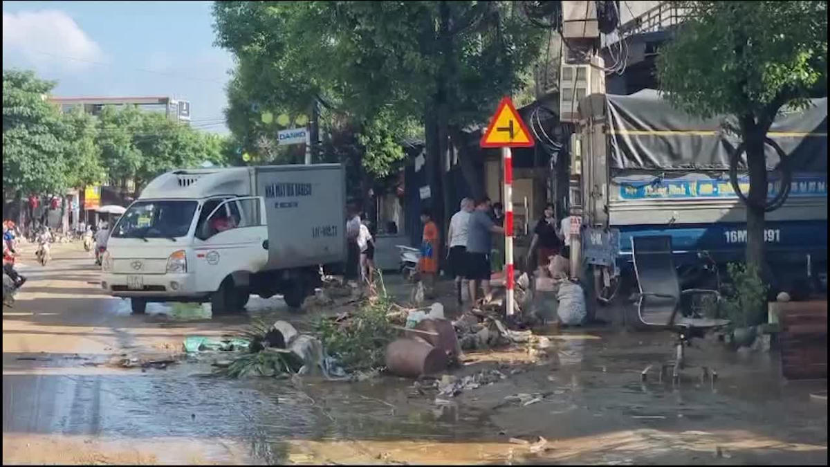 Cùng với đó là rác trên lòng đường, vỉa hè. Ảnh: TN.