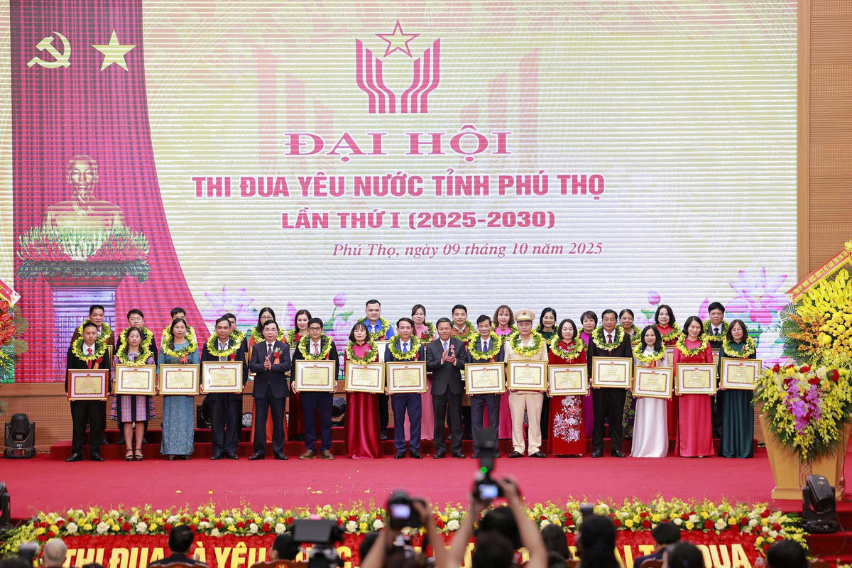 Trao vòng nguyệt quế vinh danh các điển hình tiên tiến