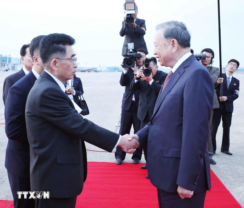 Ủy viên dự khuyết Bộ Chính trị, Ủy viên Quốc vụ, Trưởng ban Quốc tế - Ban Chấp hành Trung ương Đảng Lao động Triều Tiên Kim Song Nam đón Tổng Bí thư Tô Lâm tại Sân bay quốc tế Bình Nhưỡng (Ảnh: TTXVN)