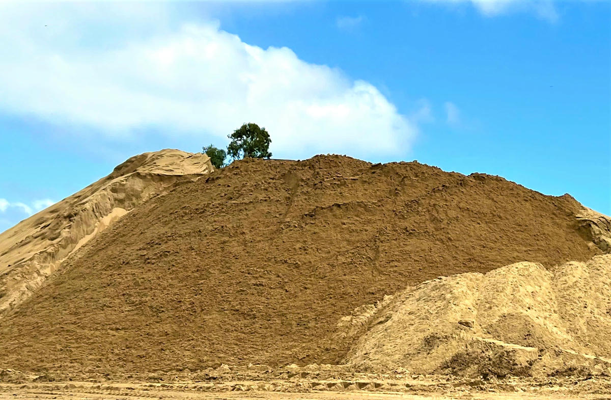 Một số điểm tập kết cát được cơ quan chức năng lắp đặt trạm cân. Ảnh: CV.