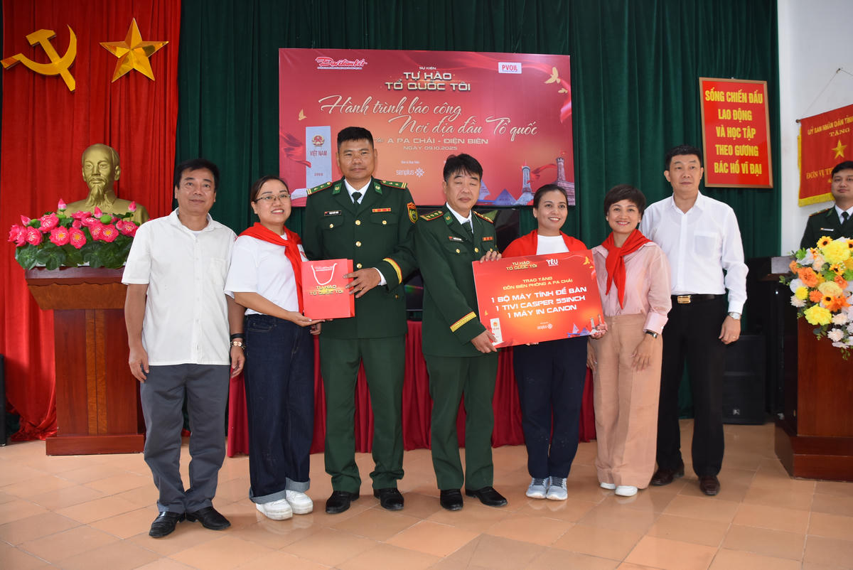 Đại diện Ban Tổ chức trao tặng quà cho Đồn Biên phòng A Pa Chải. Ảnh: Đ.S.