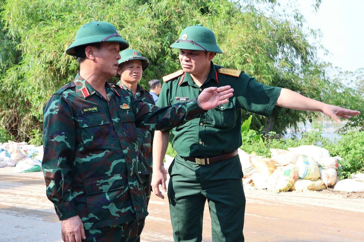 Lực lượng Quân đội cũng đã có mặt để hỗ trợ đắp đê, di dời người dân.