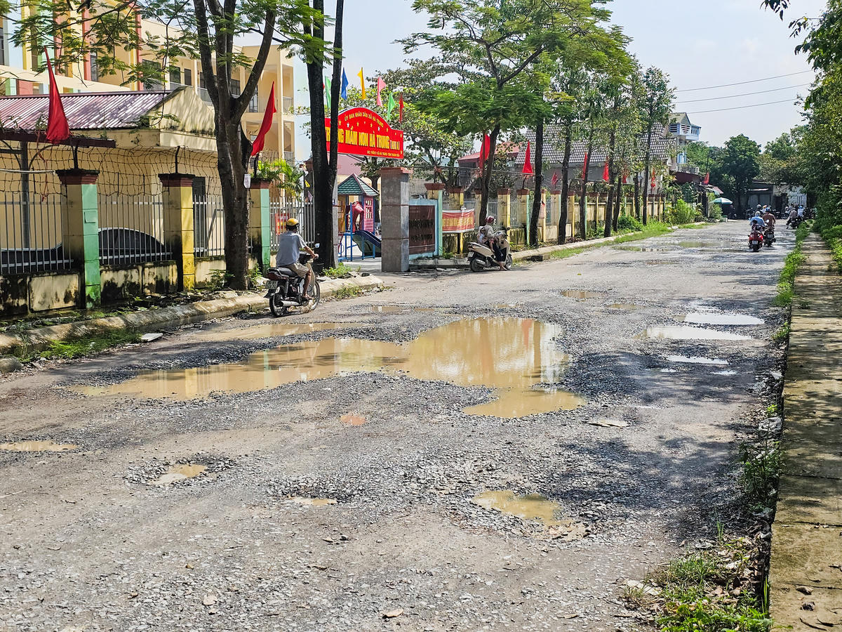 Trên trục đường này, có cổng chính của Trường Mầm non xã Hà Trung khu A. Ảnh: Đình Minh