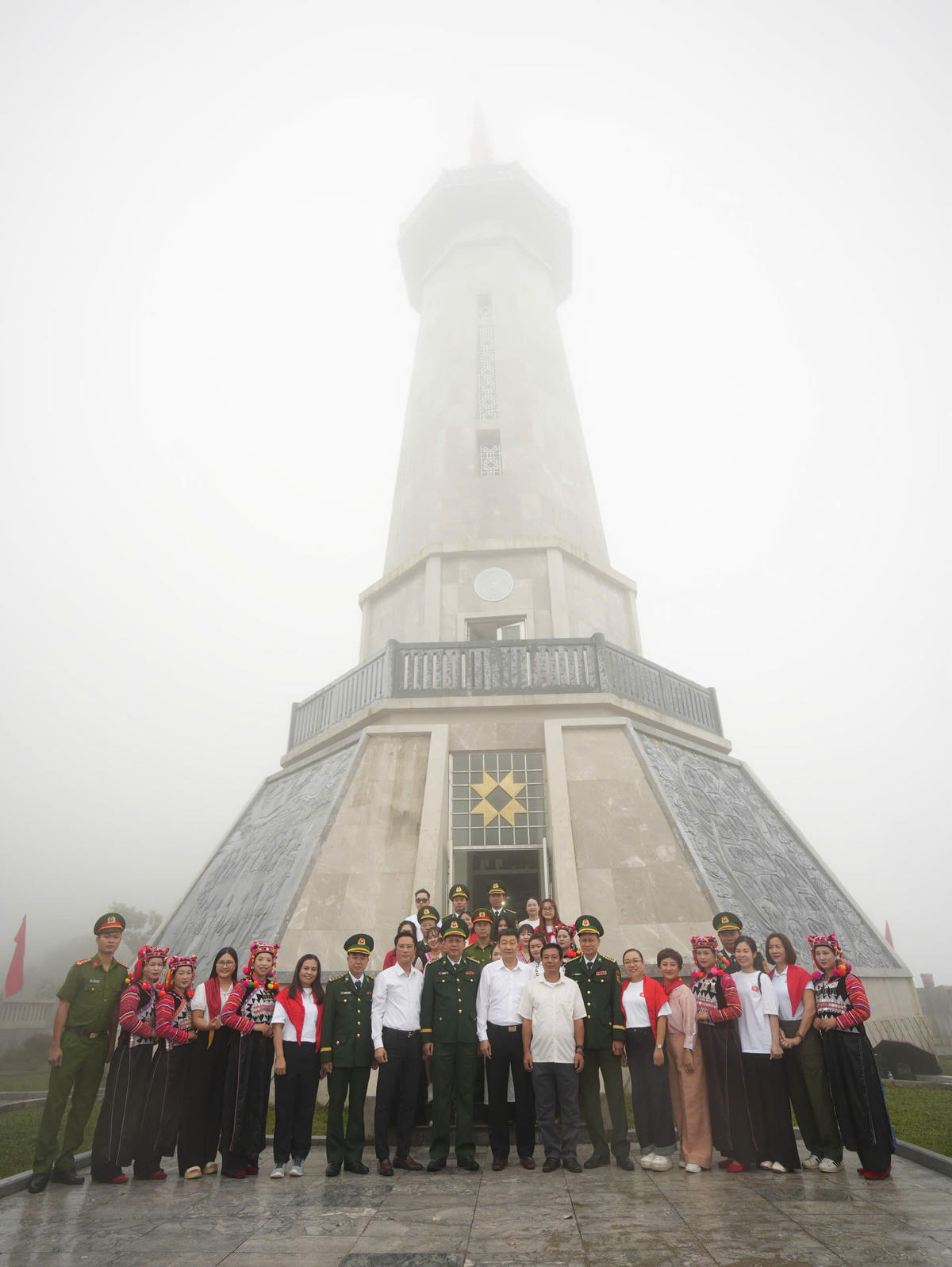 Ban tổ chức và các đại biểu chụp ảnh lưu niệm tại Cột cờ A Pa Chải. Ảnh: Đ.S.
