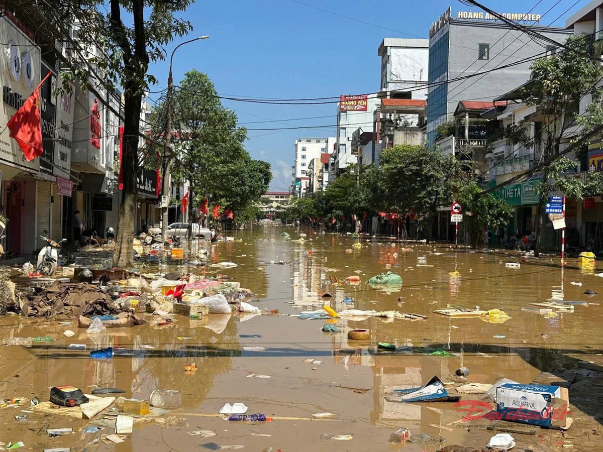 Rác thải tràn ngập đường phố. Ảnh: TN.