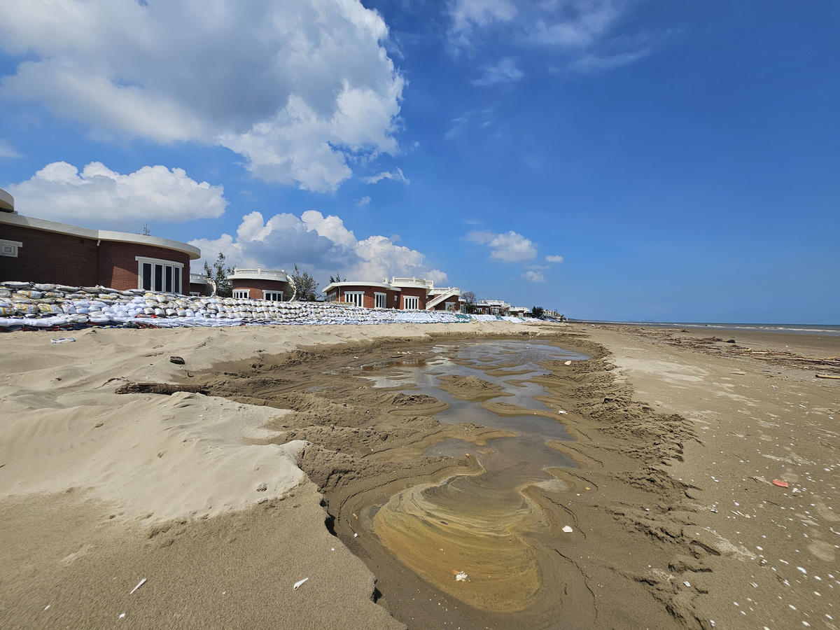 Cát làm kè tạm được lấy ngay tại chỗ. Ảnh: Quốc Thanh