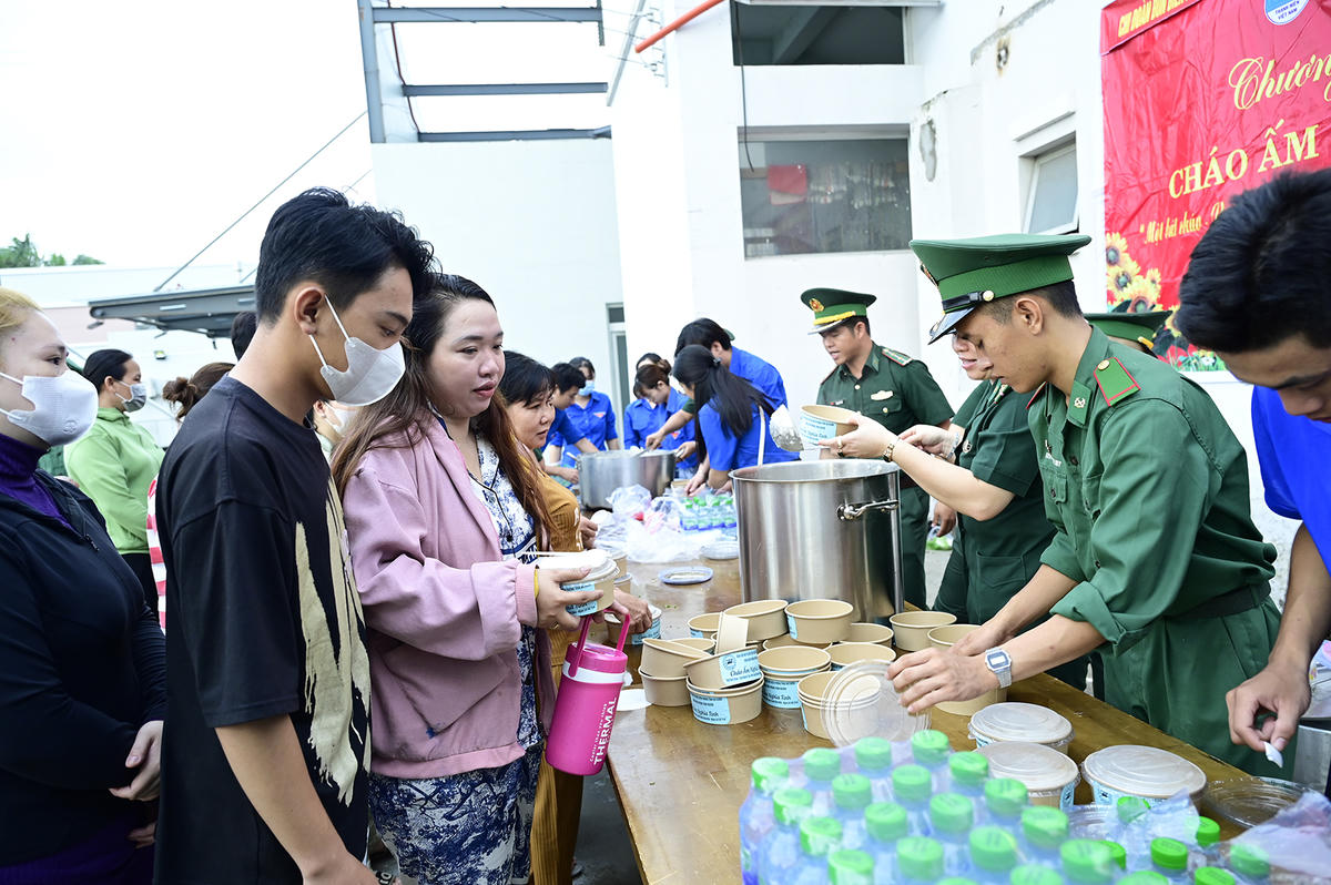  Mô hình suất cháo yêu thương của đồn biên phòng Vĩnh Nguơn giúp bệnh nhân khó khăn có thêm động lực vượt qua bệnh tật. Ảnh Nguyễn Minh. 