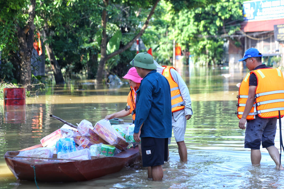 Đồ ăn, nước uống liên tục được đưa đến cho người dân.