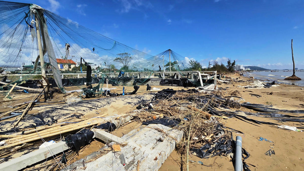 Cả cánh đồng nuôi tôm công nghệ cao của xã Hoằng Thanh tan hoang sau bão. Ảnh: Nguyễn Chung.