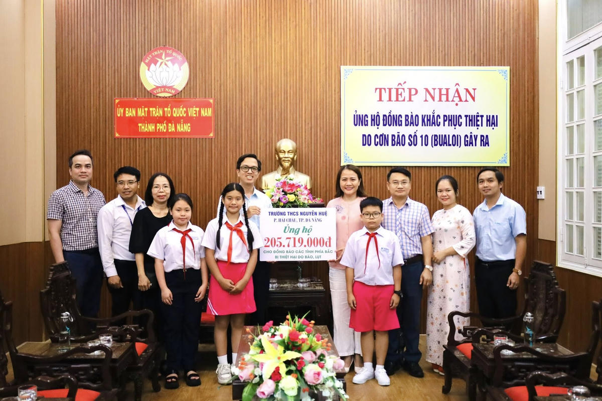 Trường THCS Nguyễn Huệ ủng hộ đồng bào vùng thiên tai. Ảnh: UBMTTQVN TP Đà Nẵng.