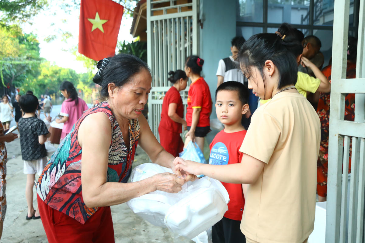 Bố mẹ bận dọn dẹp nhà cửa, các em nhỏ đến lấy cơm đều được hỗ trợ nhiệt tình.