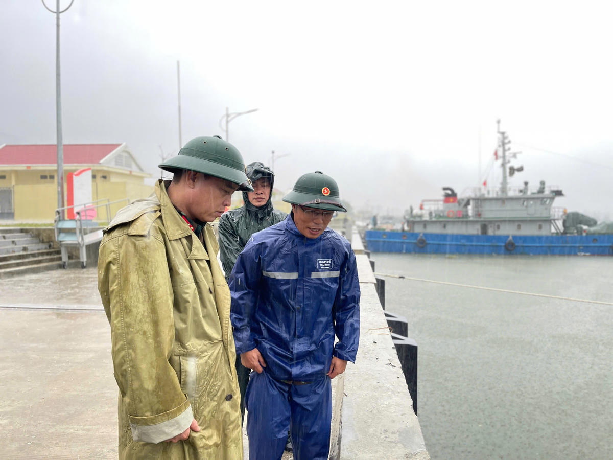 Đại tá Trần Hữu Ích, Chỉ huy trưởng Bộ CHQS TP Đà Nẵng kiểm tra công tác phòng chống bão năm 2025.