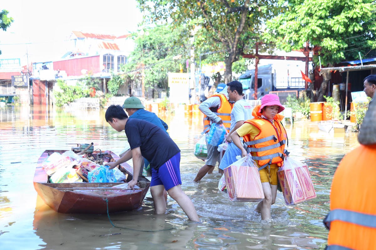 Nước sông Cầu dâng cao, hơn 11.000 người dân xã ngoại thành Hà Nội được sơ tán bằng xe đặc chủng