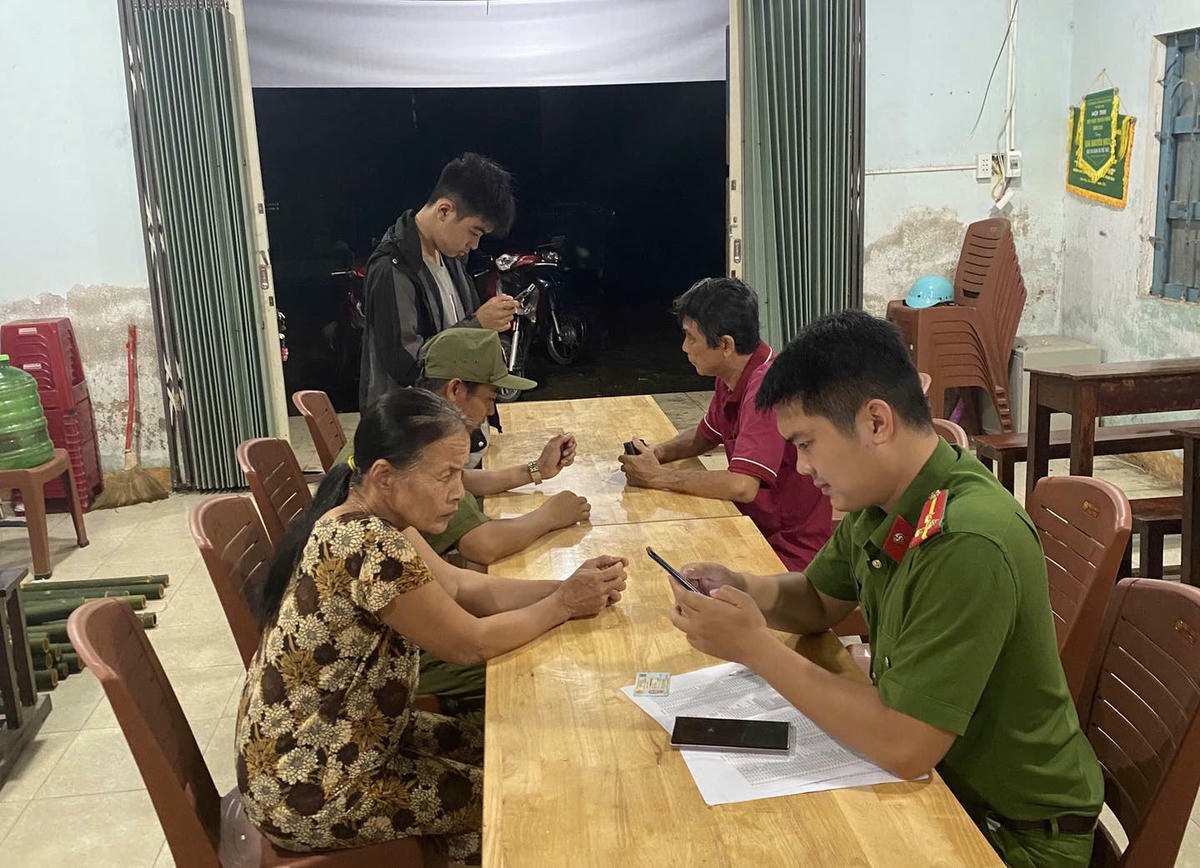 Lực lượng xã Hòa Vang giúp người dân cài các tiện ích trên thiết bị di động. Ảnh: Nguyễn Tú.