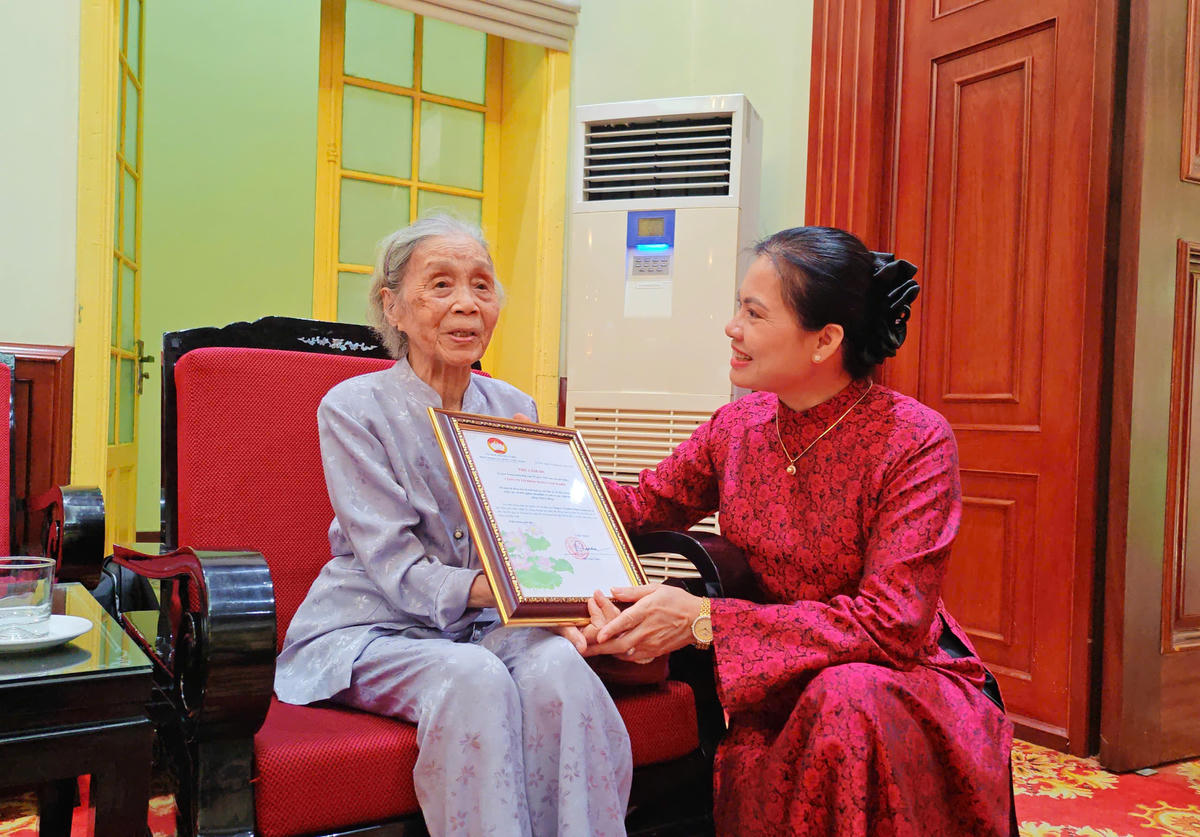 Bà Hà Thị Nga, Uỷ viên Trung ương Đảng, Phó Chủ tịch Uỷ ban Trung ương MTTQ Việt Nam đã trao Thư cảm ơn của Chủ tịch UBTW MTTQ Việt Nam Đỗ Văn Chiến tới cụ Hoàng Thị Tường Vinh.