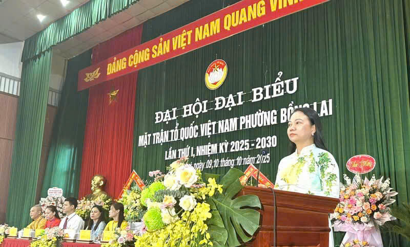 Phó Chủ tịch thường trực Ủy ban MTTQ tỉnh Bắc Ninh Ngụy Thị Tuyến phát biểu chỉ đạo, ghi nhận những kết quả đạt được của MTTQ phường Bồng Lai nhiệm kỳ qua