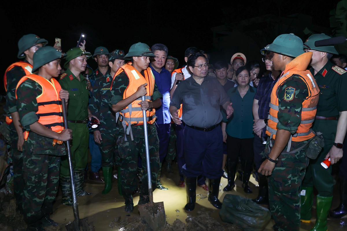 Thủ tướng Phạm Minh Chính kiểm tra công tác ứng phó với mưa lũ tại các xã Trung Giã, Đa Phúc, thành phố Hà Nội. Ảnh: Nhật Bắc