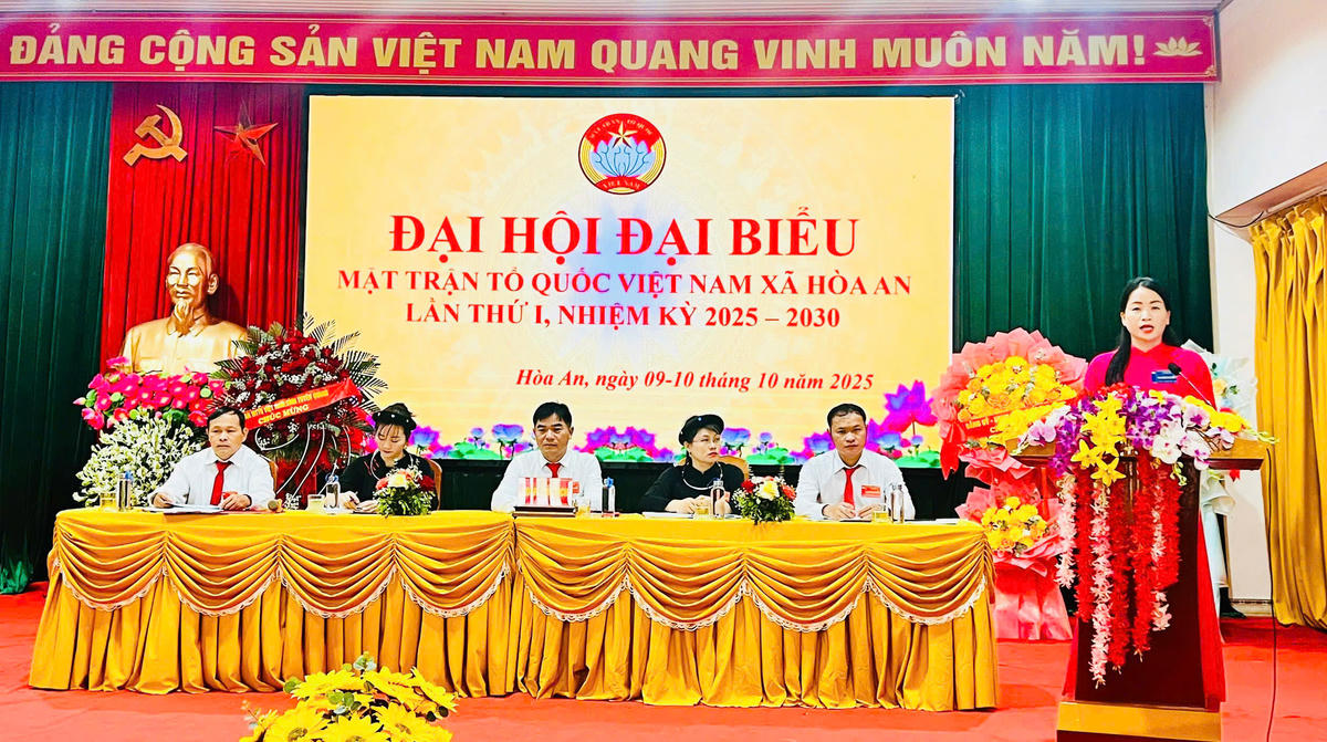 Phó Chủ tịch Ủy ban MTTQ Việt Nam tỉnh Tuyên Quang Trần Thị Hoàn phát biểu chỉ đạo Đại hội. Ảnh: T.H.