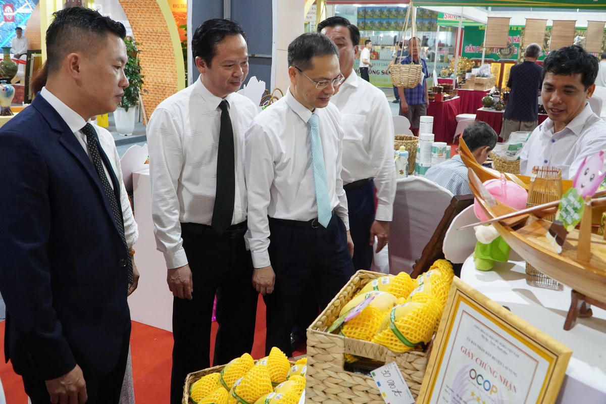 Việc tổ chức hội chợ nhằm đẩy mạnh kết nối chuỗi giá trị, tôn vinh các làng nghề, phố nghề truyền thống trên khắp cả nước. Ảnh: T.B.