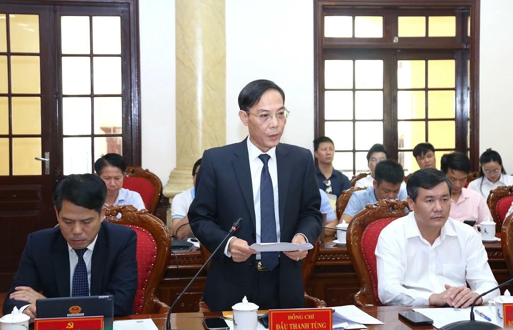 Phó Chủ tịch UBND tỉnh Đầu Thanh Tùng trình bày kế hoạch tổ chức lễ khởi công, khánh thành các công trình chào mừng đại hội. Ảnh: Phong Sắc