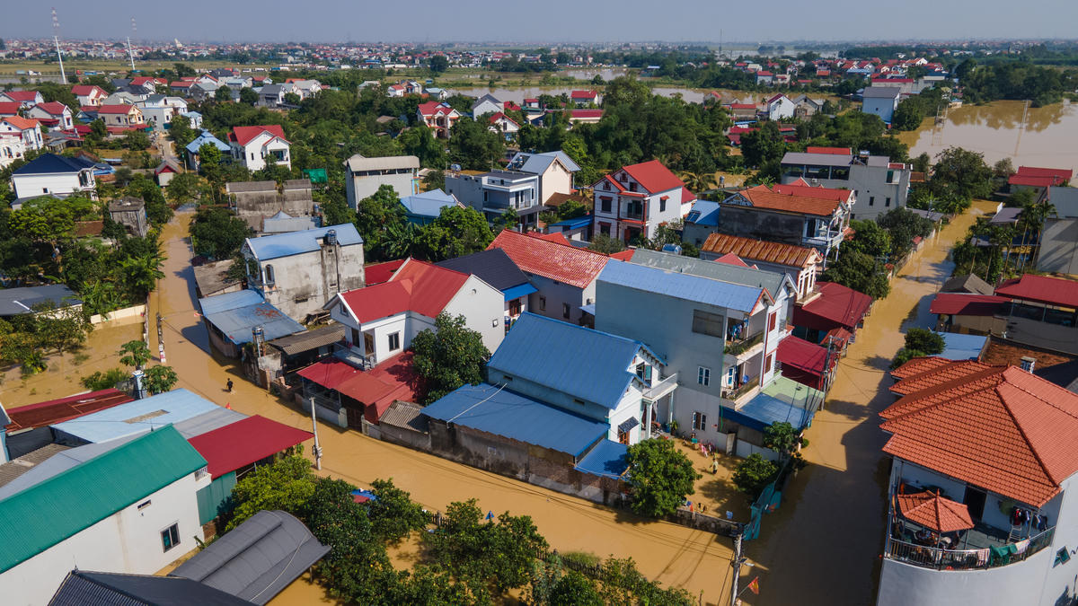 Tại xã Trung Giã, nước tràn vào cô lập 15 thôn với gần 3.800 hộ dân, mức ngập 1-2 m. Nhà ở thôn Xuân Sơn, gần sông Cầu. Ảnh: Quang Vinh