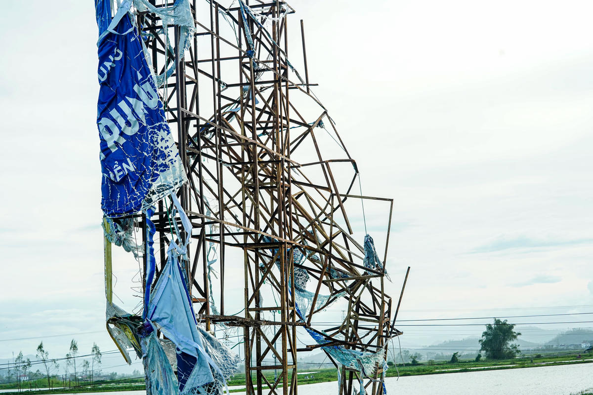 Khi các tấm biển cũ không còn được bảo dưỡng, chúng không chỉ làm giảm tính văn minh, mà còn có thể trở thành nguồn nguy hiểm tiềm ẩn mỗi khi mưa bão về. Ảnh: Cẩm Kỳ