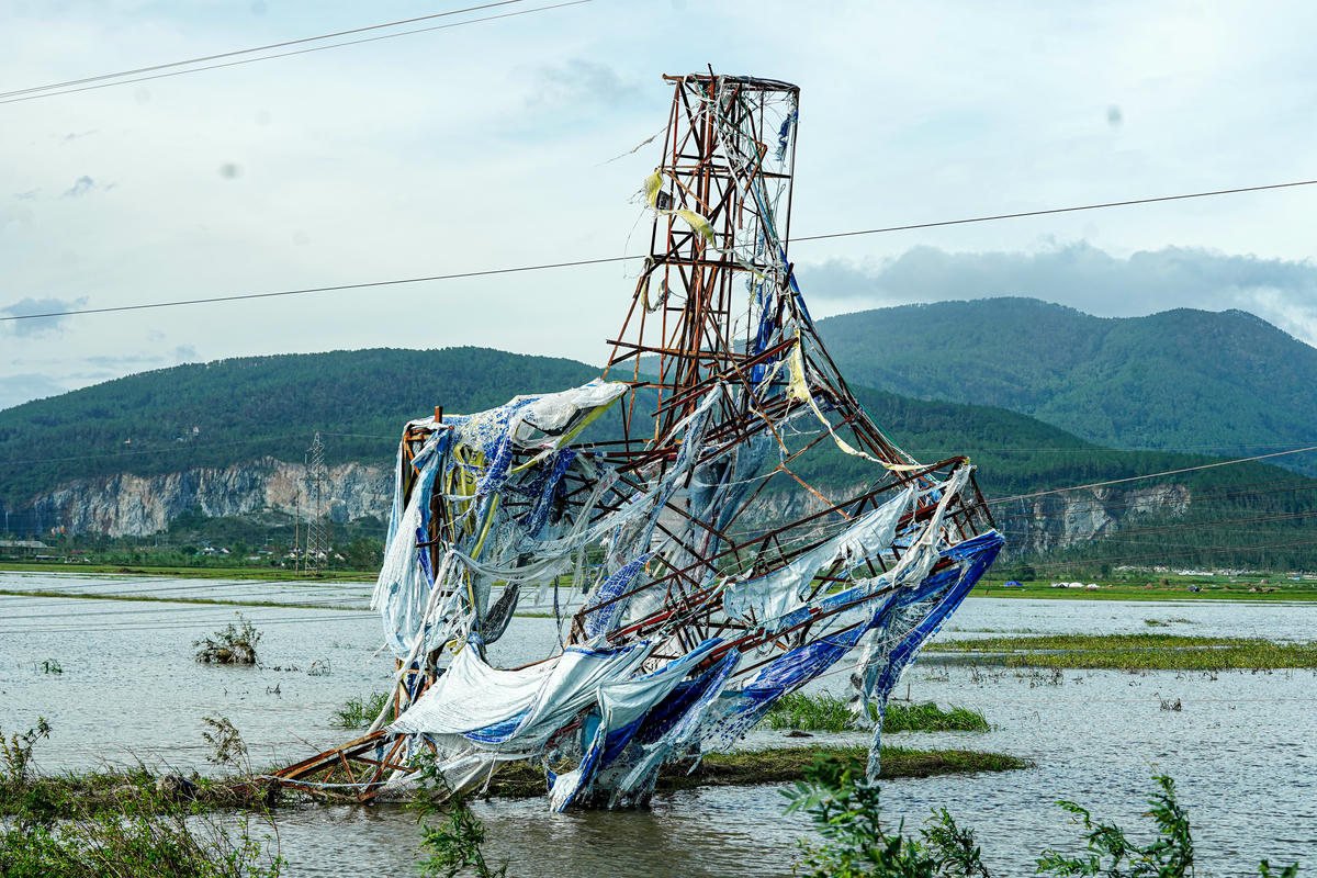 Ở một số vị trí, bảng quảng cáo bị nghiêng, khung thép bong mối hàn, tấm bạt che rách tươm; có nơi biển bị gió quật đổ xuống vỉa hè, rất may chưa gây thiệt hại về người. Ảnh: Cẩm Kỳ