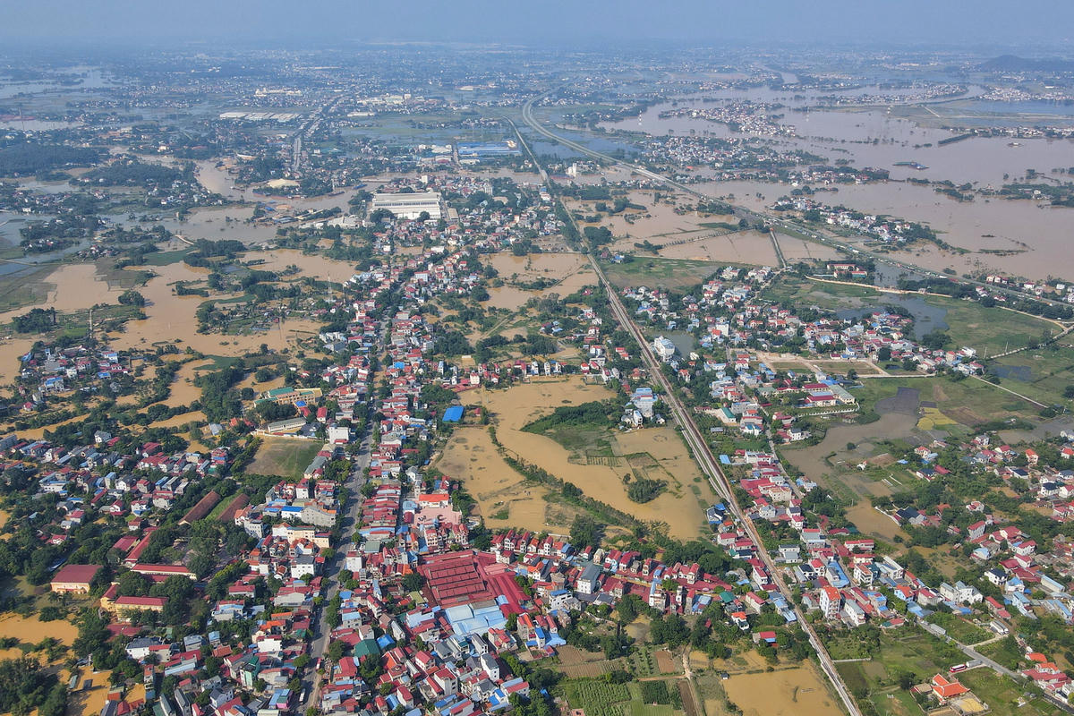 Theo ghi nhận của PV Báo Đại đoàn kết, chiều ngày 10/10 nước sông dâng cao khiến 2 xã Trung Giã và Đa Phúc bị ngập nặng, hàng nghìn người dân bị cô lập.