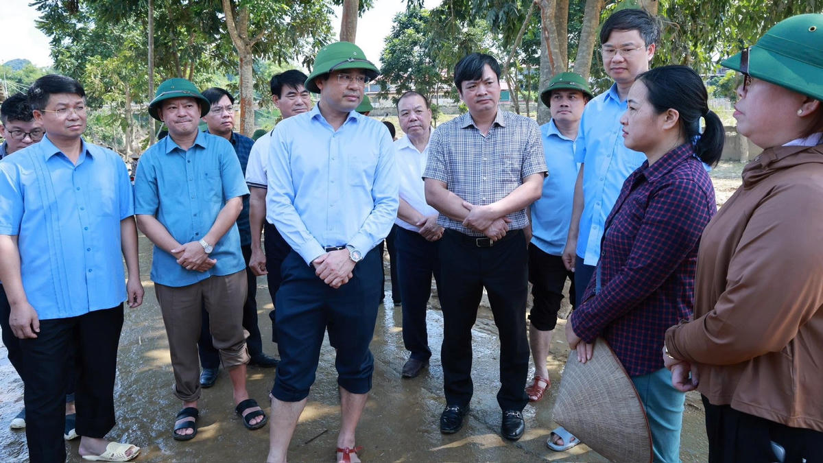 Bí thư Tỉnh ủy Trịnh Xuân Trường (đội mũ cối đứng giữa) kiểm tra công tác khắc phục thiên tai tại xã Na Rỳ. Ảnh: TN.