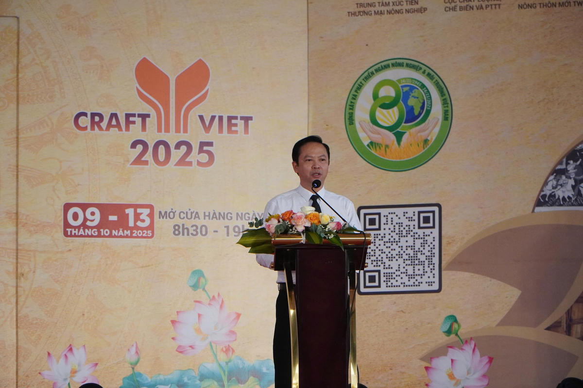 Ông Hoàng Văn Dự, Phó Giám đốc Trung tâm Xúc tiến thương mại nông nghiệp (Bộ Nông nghiệp và Môi trường) phát biểu khai mạc tại Hội chợ. Ảnh: T.B.