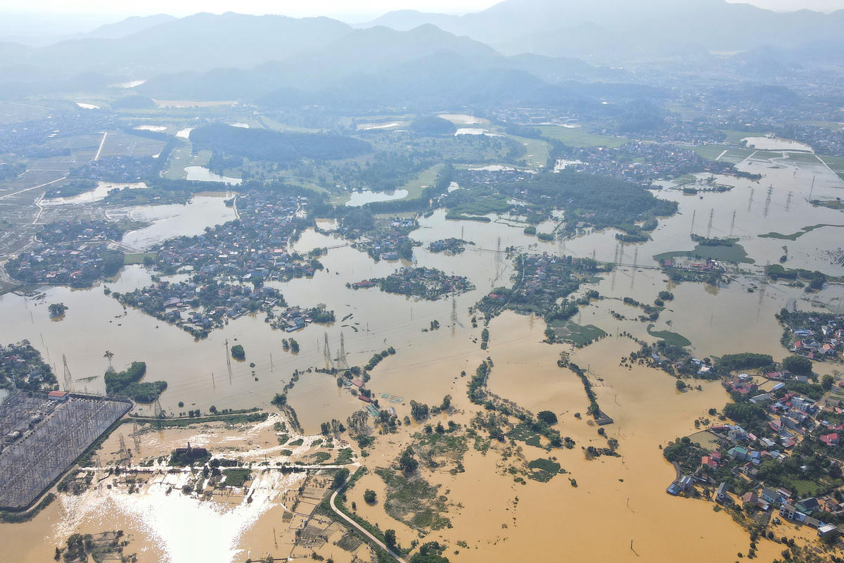 Dòng nước mênh khiến hàng nghìn hộ dân ngoại thành bị cô lập.