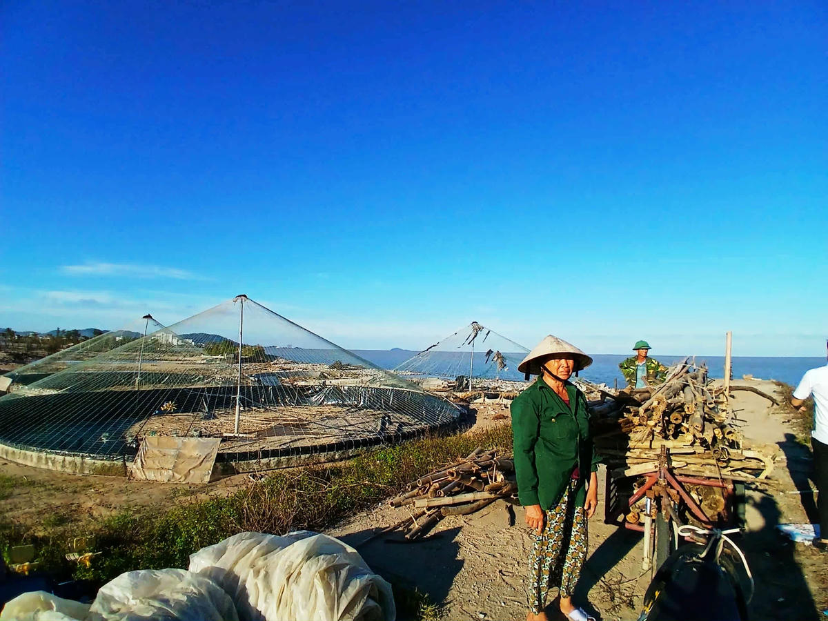 Người nuôi tôm tại Hoằng Thanh đang mong chờ các chính sách hỗ trợ của Nhà nước để có thể tái thiết lại sản xuất sau bão. Ảnh: Nguyễn Chung.