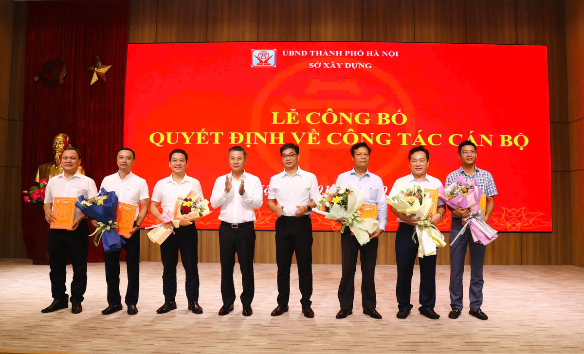 Ông Nguyễn Hoàng Hải (đứng thứ 3 nhìn từ bên trái ảnh) được điều động, bổ nhiệm làm Trưởng phòng Kiểm tra giao thông Hà Nội. Ảnh: Lê Khánh