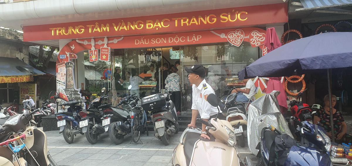 Cửa hàng vàng Bảo Tín Mạnh Hải thời điểm 9h30 sáng khá đông người đến mua hàng. Ảnh:PV.