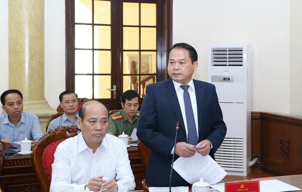 Ông Nguyễn Văn Hùng - Trưởng ban Tổ chức Tỉnh ủy trình bày các nội dung về phương hướng nhân sự trước đại hội. Ảnh: Phong Sắc