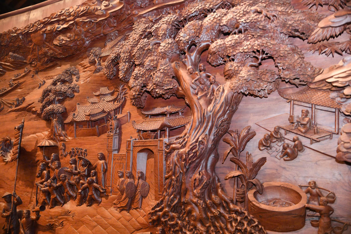 Họa tiết bức tranh gỗ "Vinh quy bái tổ". Ảnh: Phạm Sỹ. 