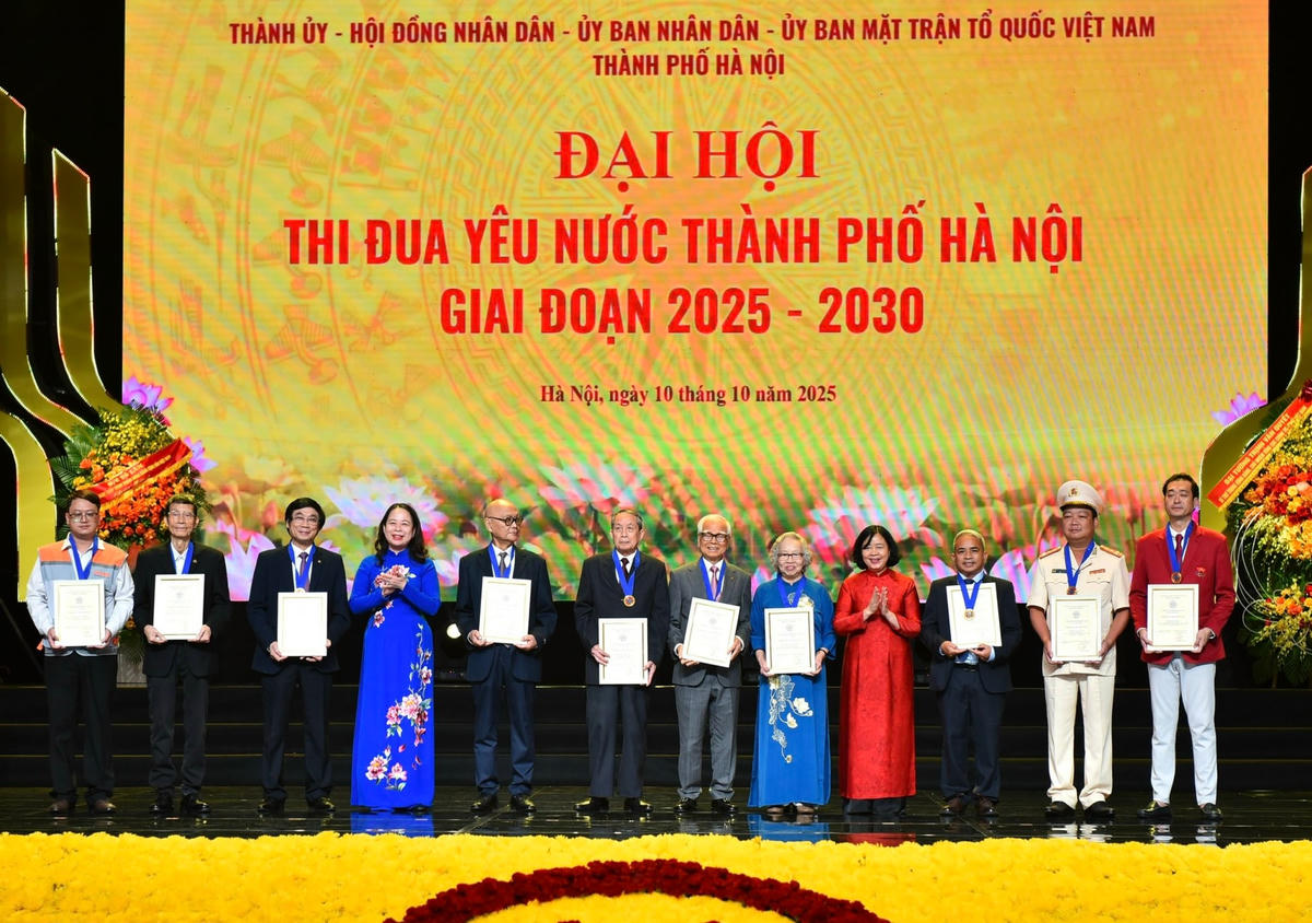 Bí thư Thành uỷ Hà Nội Bùi Thị Minh Hoài và Phó Chủ tịch nước Võ Thị Ánh Xuân trao tặng danh hiệu "Công dân Thủ đô ưu tú" cho 10 cá nhân (Ảnh: Viết Thành)