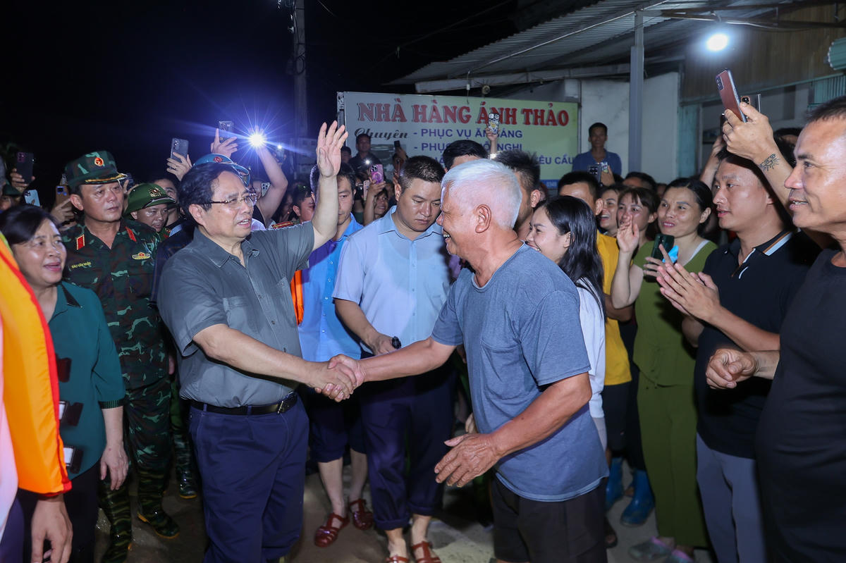 Thủ tướng thăm hỏi, động viên nhân dân. Ảnh: Nhật Bắc.